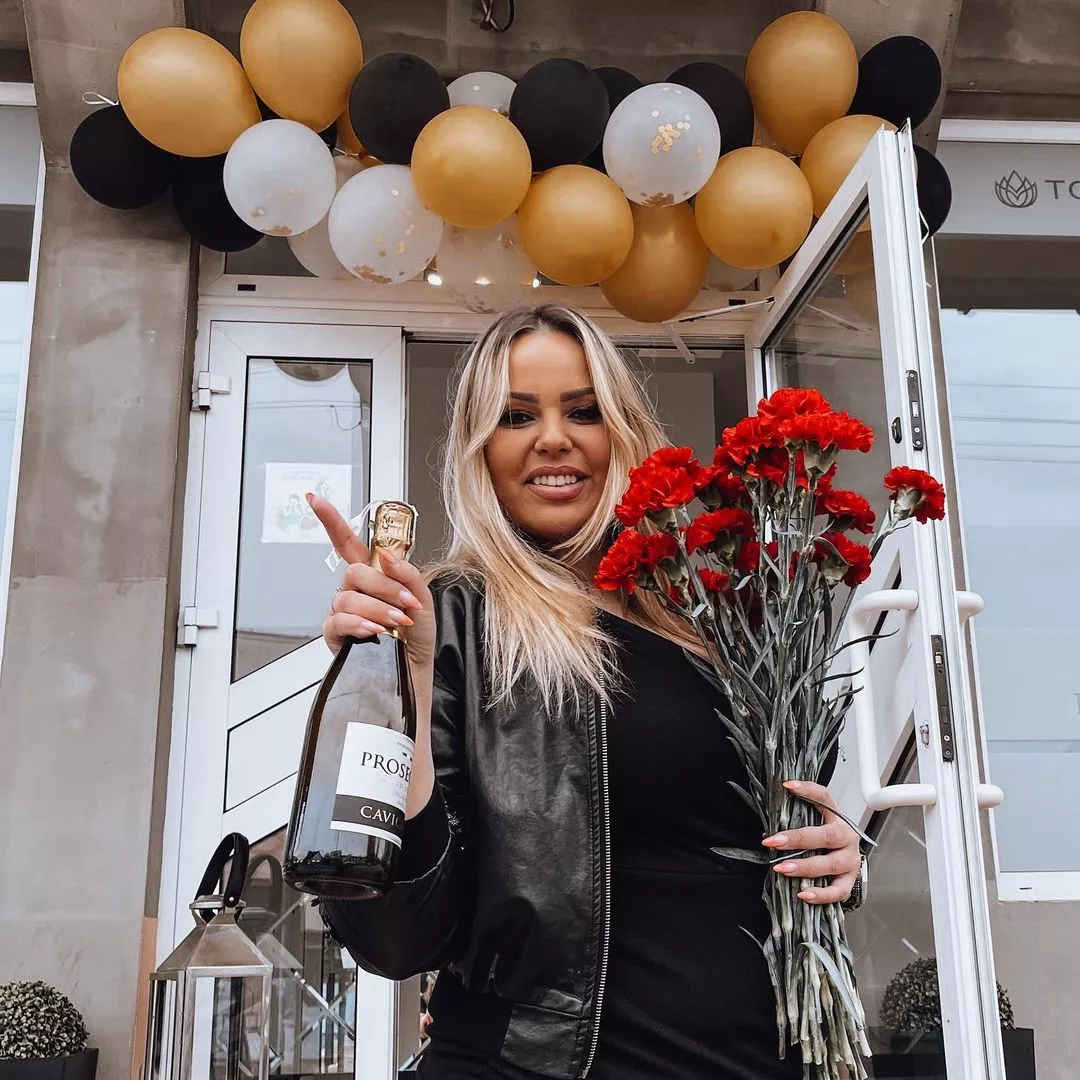 Piękna gwiazda disco polo Paula Karpowicz (Top Girls) otworzyła właśnie własny biznes! Był szampan i kwiaty! 